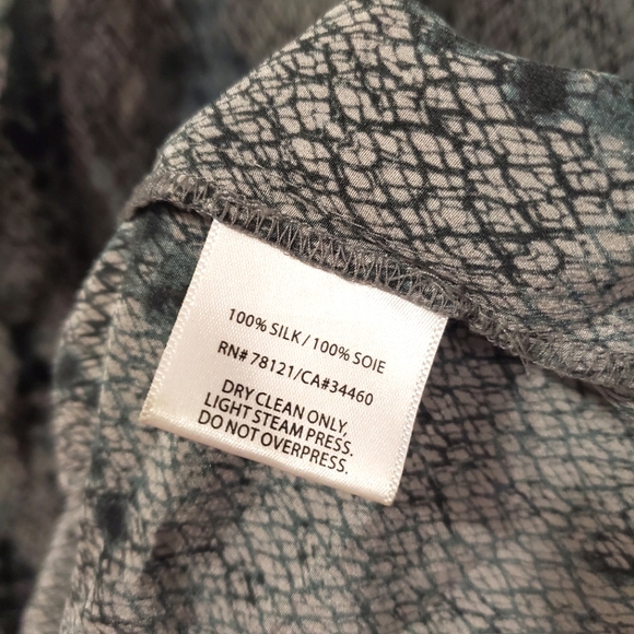 Eileen Fisher - 100% Silk Print Blouse with Black Contrasting Shoulder - Size XS - Picture 6 of 6